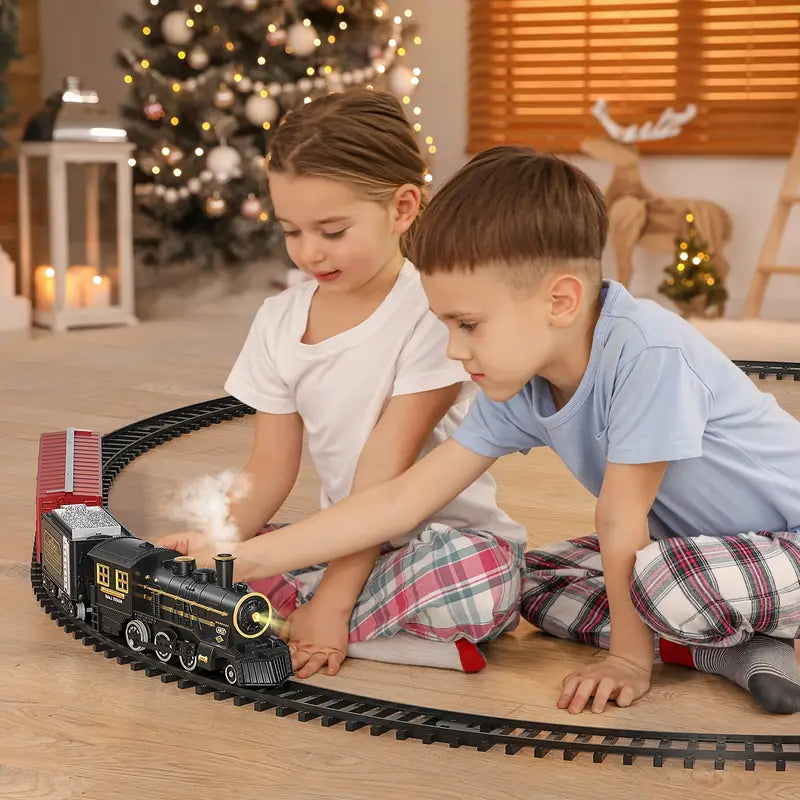 Kinder spielen mit einer Modelleisenbahn mit weihnachtlichem Thema 