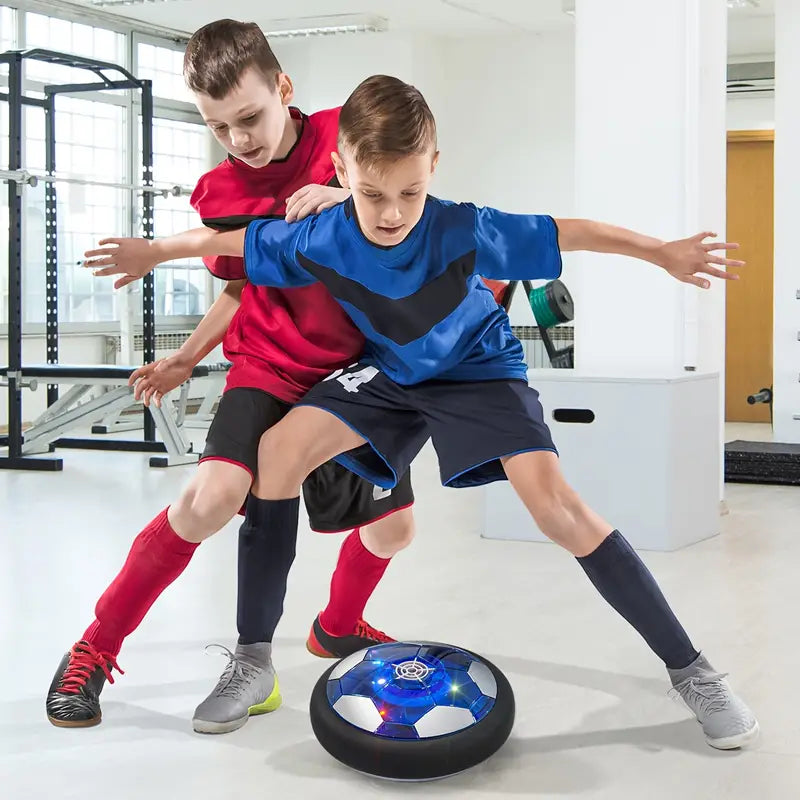 Kinder spielen mit dem hover fußball für zu Hause 